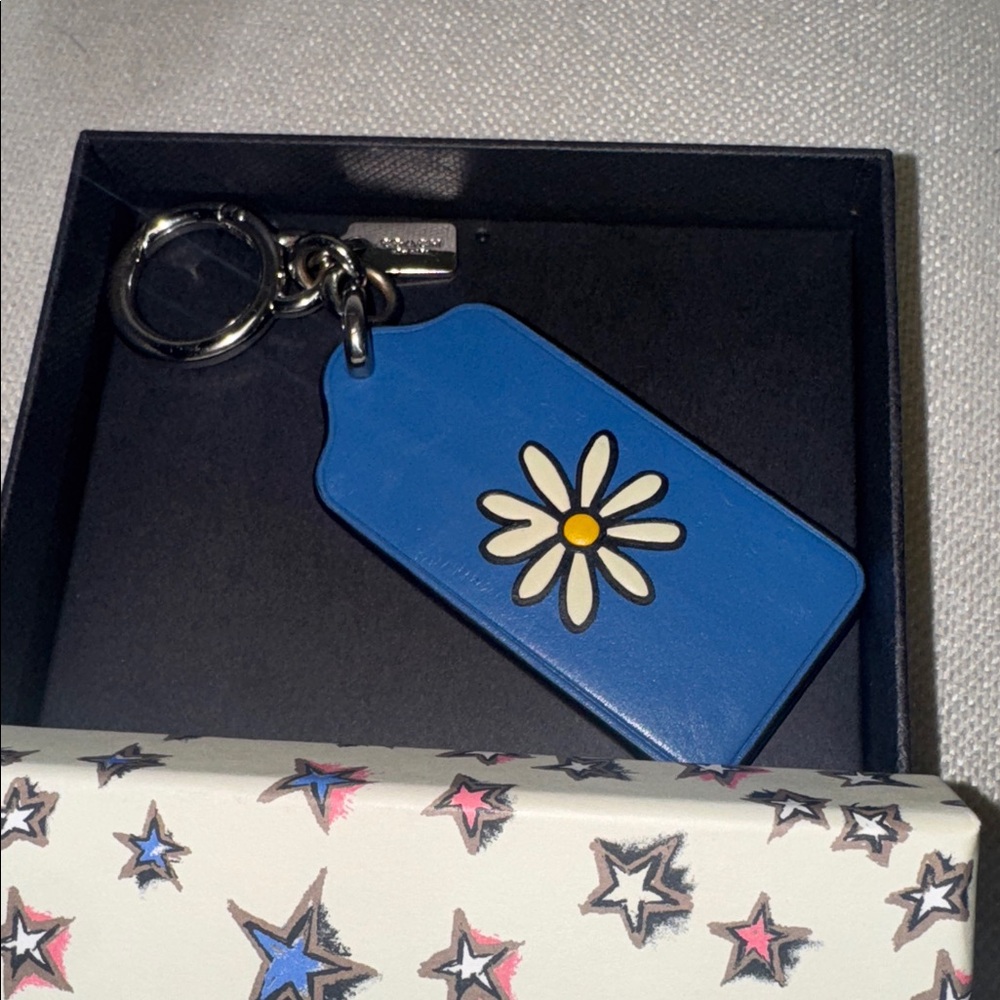LIKE New , Coach vintage cornflower blue with daisy leather key/ bag charm . - Picture 2 of 8